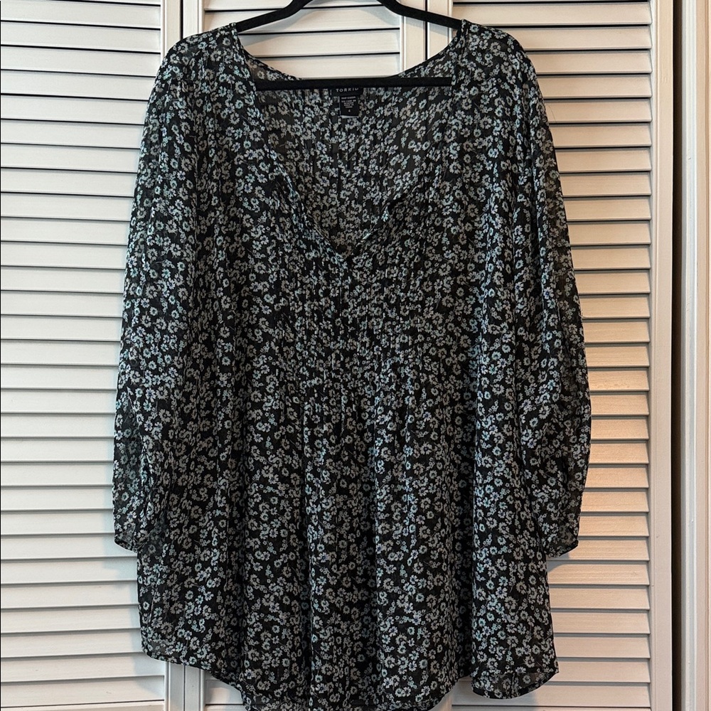 Torrid Black and Blue Floral Top Pintuck Detailing, Torrid Size 4